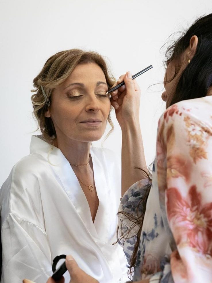 Maquillage d'une mariée pendant la préparation