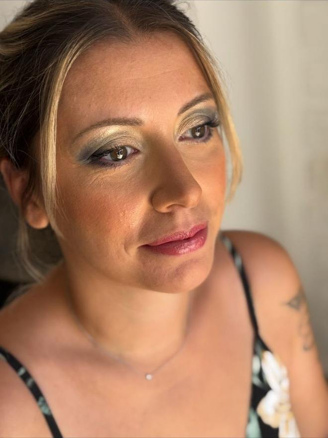 Maquillage de soirée en gros plan : paupières vert doré nacré, eye-liner noir et lèvres framboise satinées