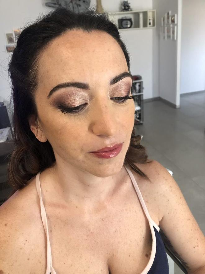 Maquillage de soirée sur peau à taches de rousseur : paupières cuivrées irisées et bouche nude rosée