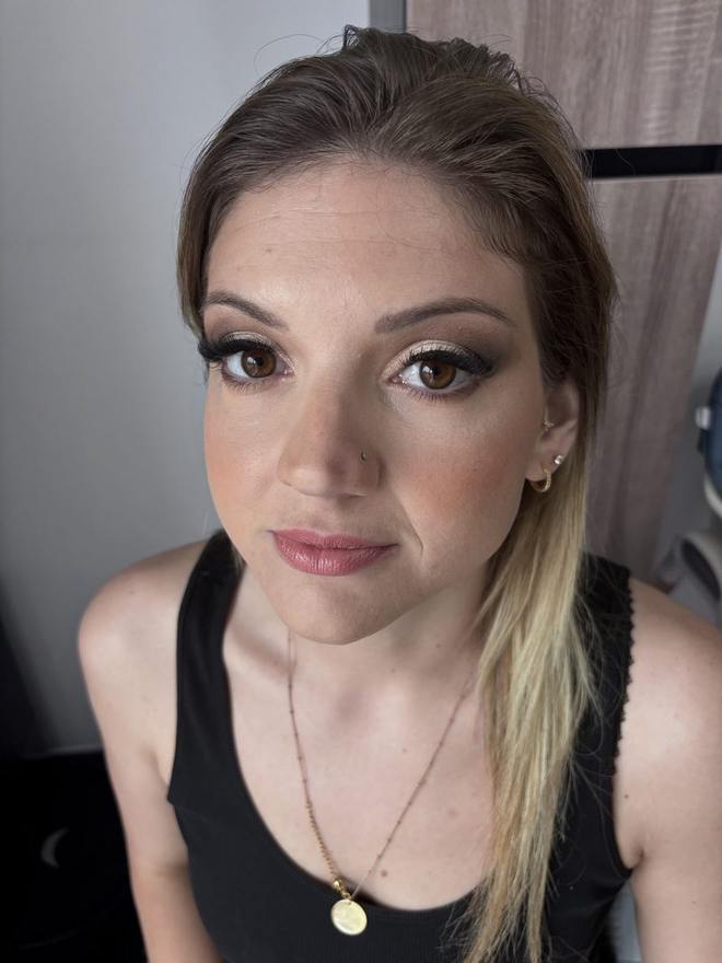 Maquillage de soirée : paupières brunes dégradées, cils renforcés et lèvres nude glossées, teint frais