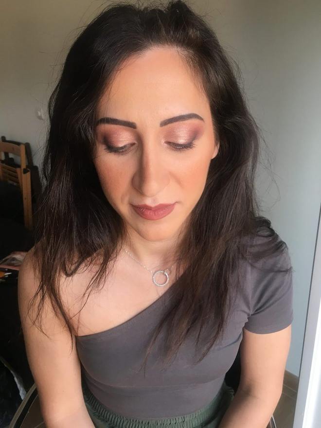 Maquillage de soirée aux tons prune et rosés, paupières dégradées et bouche bordeaux mate, cheveux bruns détachés